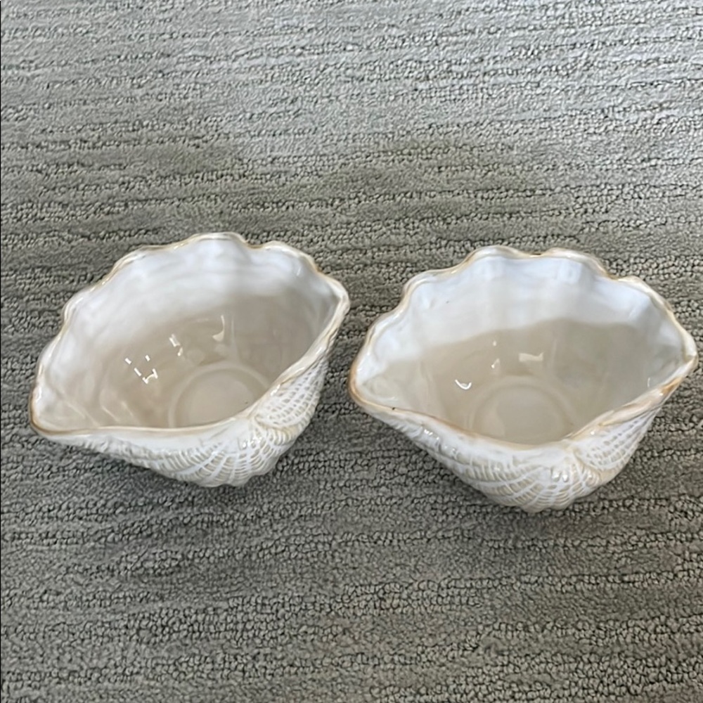 Ceramic seashell shaped bowls